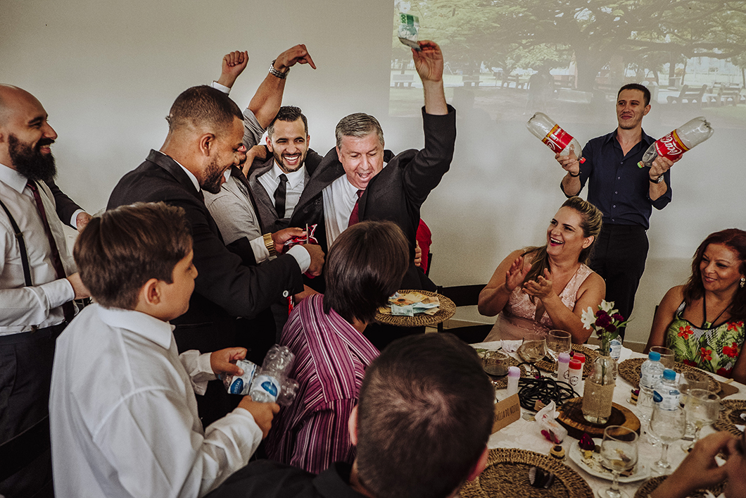 Casamento externo hora da venda da gravata pelo noivo 