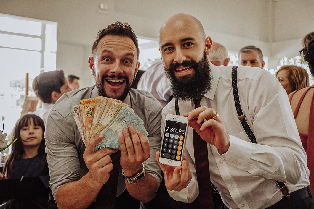 Dinheiro arrecadado com a venda da gravata pelos amigos do noivo 