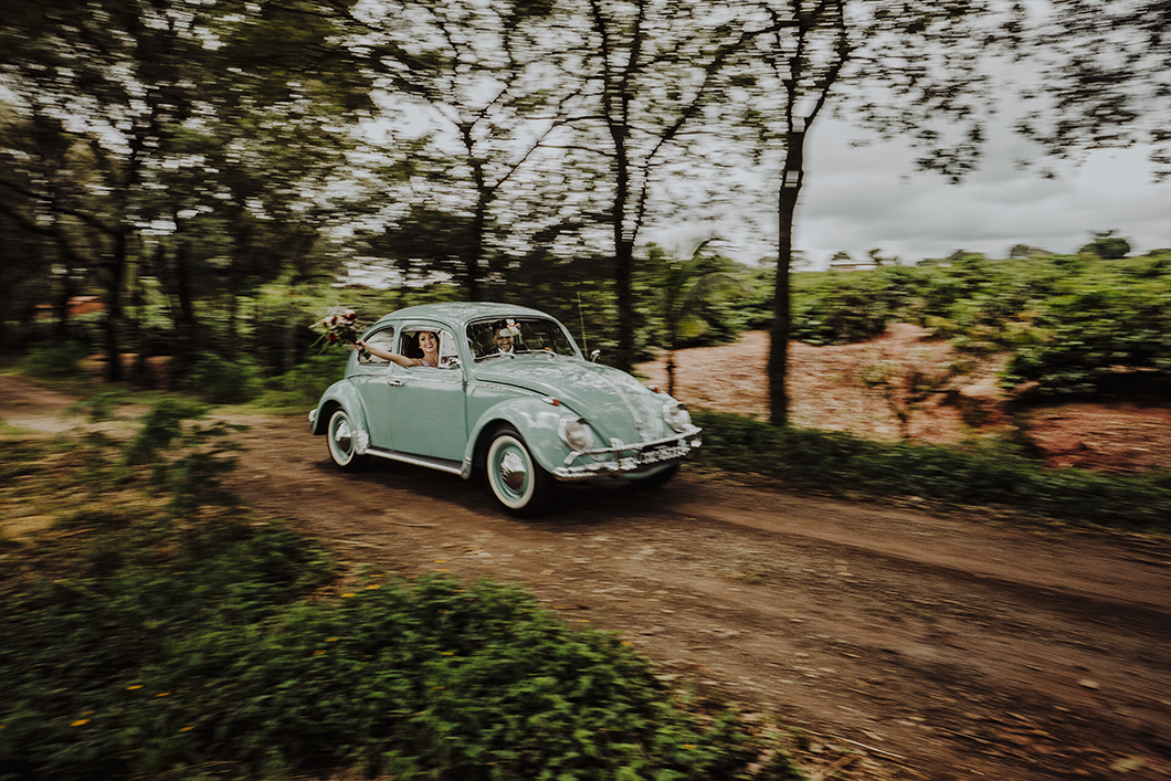 ensaio dos noivos feito no dia do casamento com um fusca azul, casamento externo em Maringá-PR