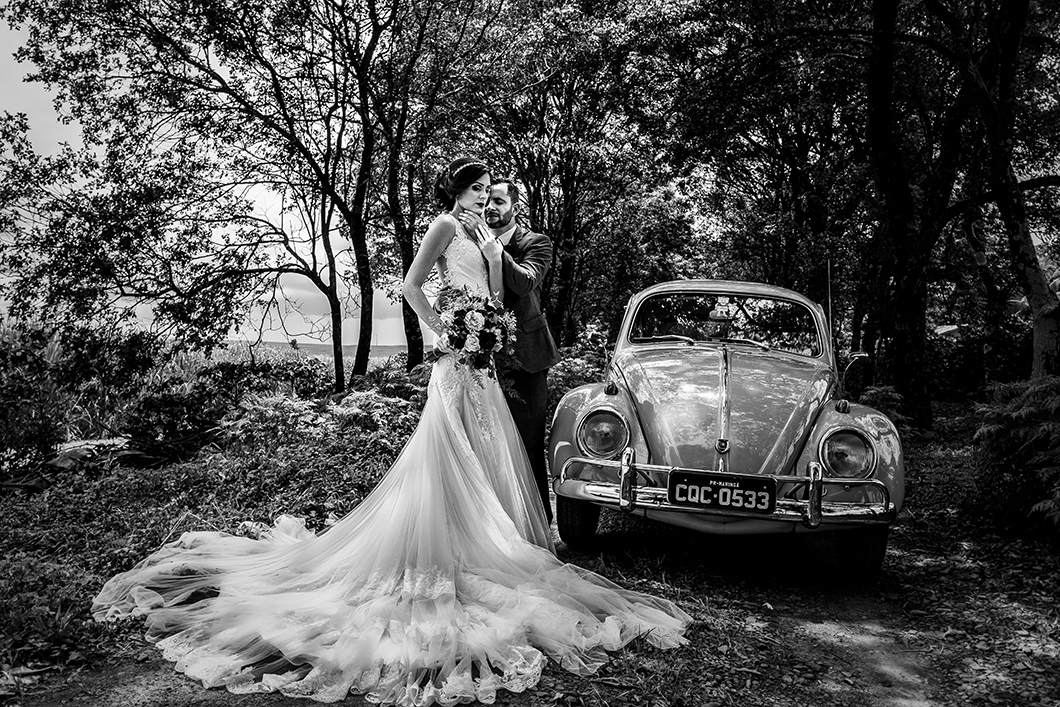 ensaio fotografico dos noivos feito durante o casamento usando um fusca pelo fotografo Rickardo Andrade