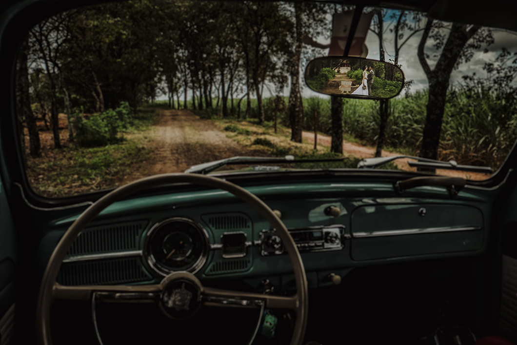 ensaio dos noivos com fotos diferentes 
 com um fusco pelo fotografo de Casamento de Maringá-PR Rickardo Andrade