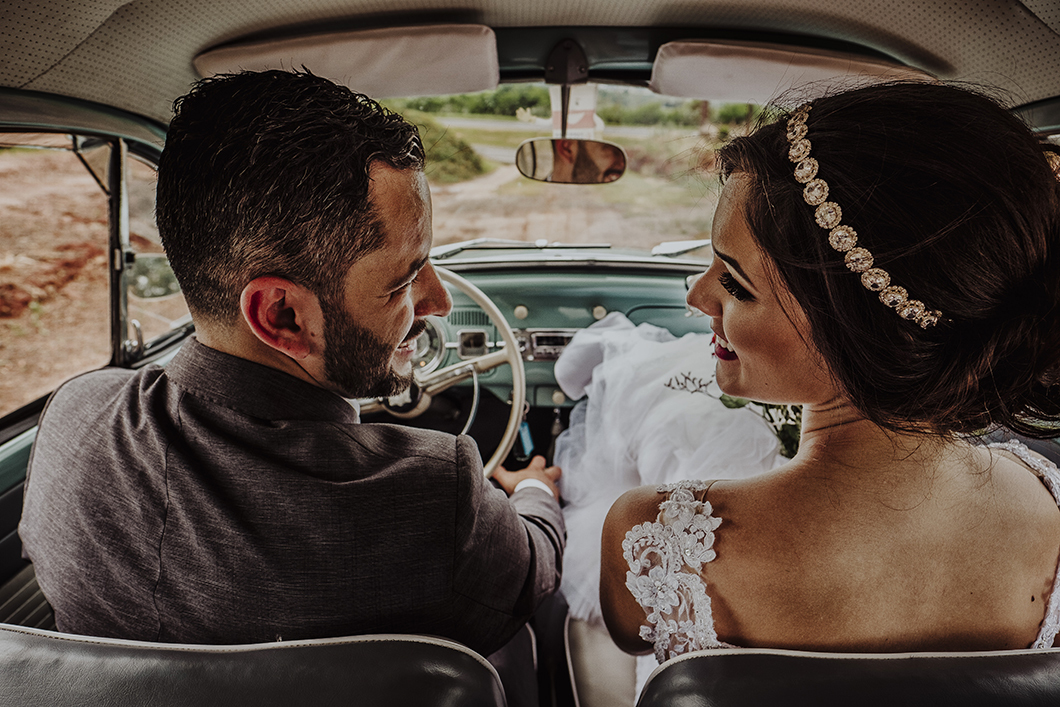 fotos de casamento de dia ensaio dos noivos com fotos divertidas dentro de um Fusca Azul 