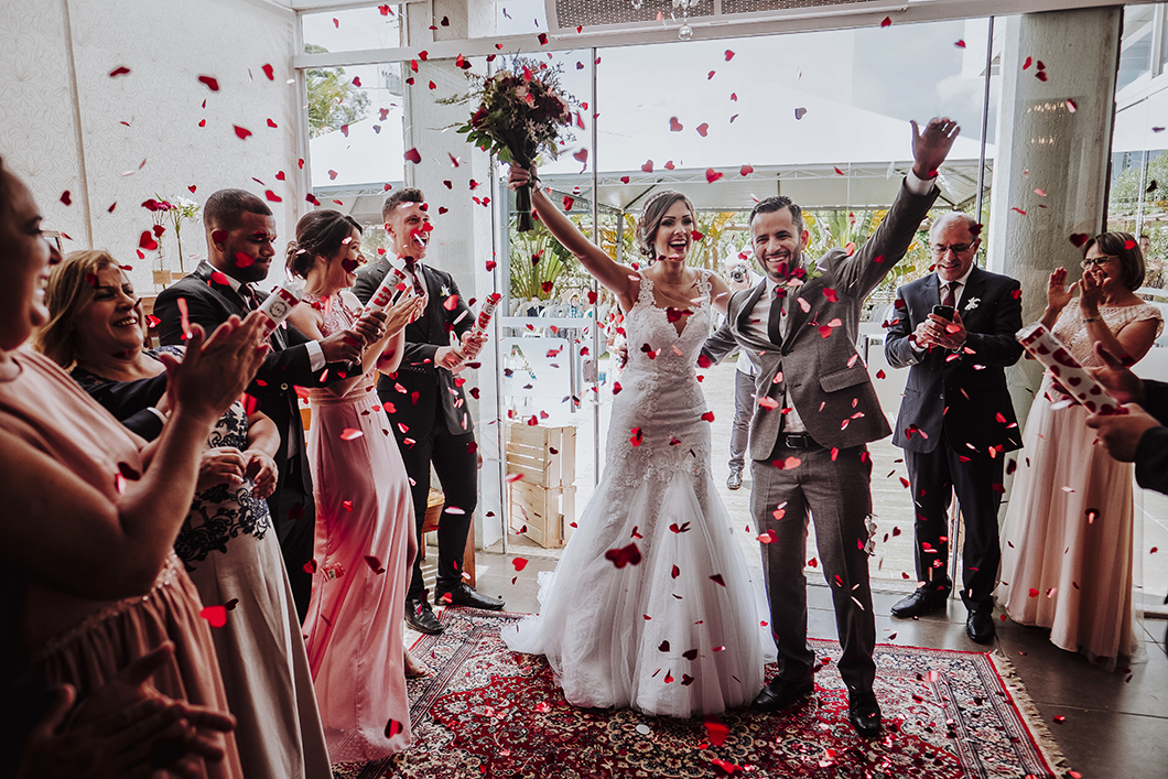 entrada dos noivos com chuva de Confetis em casamento externo pelo fotografo de Casamento de Maringá-PR Rickardo Andrade