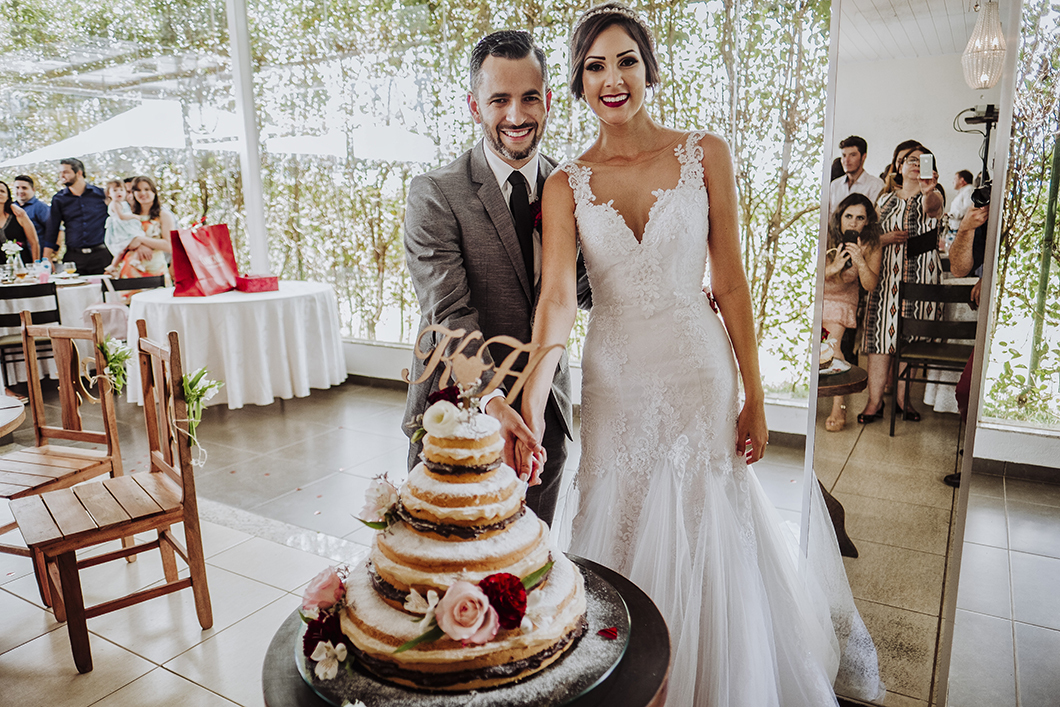 Casal de Maringá-PR cortando bolo Naked Cake em casamento Rustico 