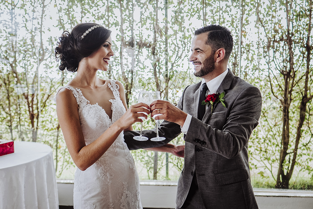Fotografia de casamento externo brinde dos noivos 