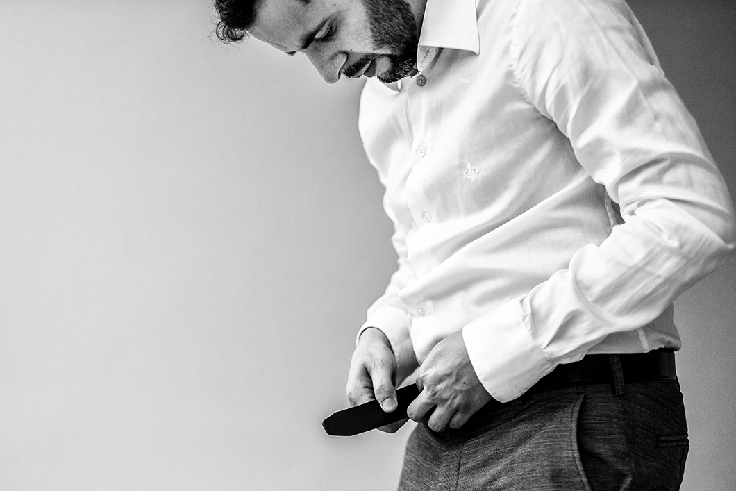 fotografia de casamento novo se arrumando para a cerimonia