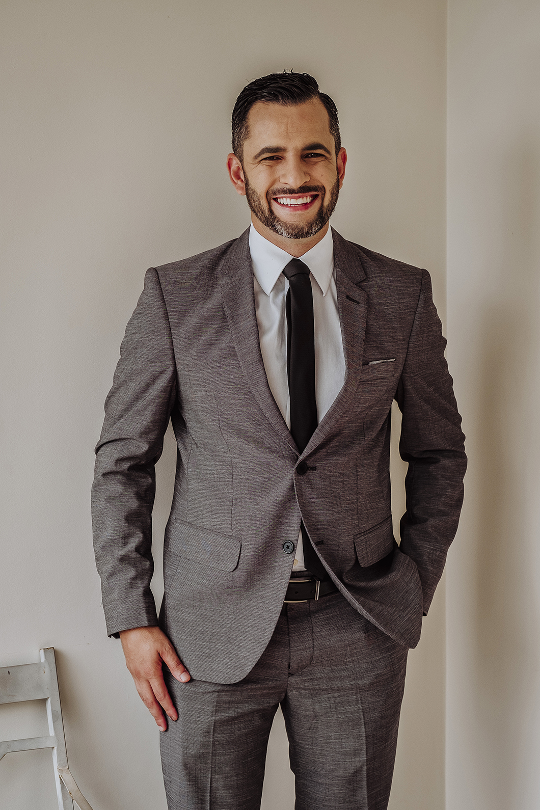 retrato do noivo vestido com terno cinza para casamento durante o dia 