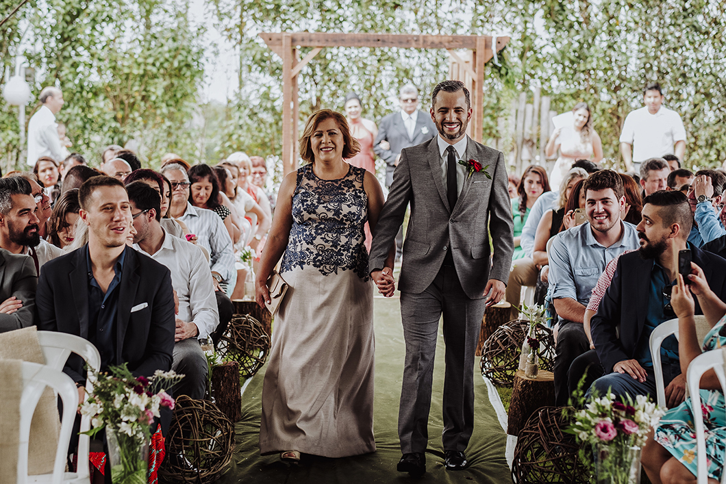 fotos de casamento de dia entrada do noivo com a mãe casamento no Ayalla