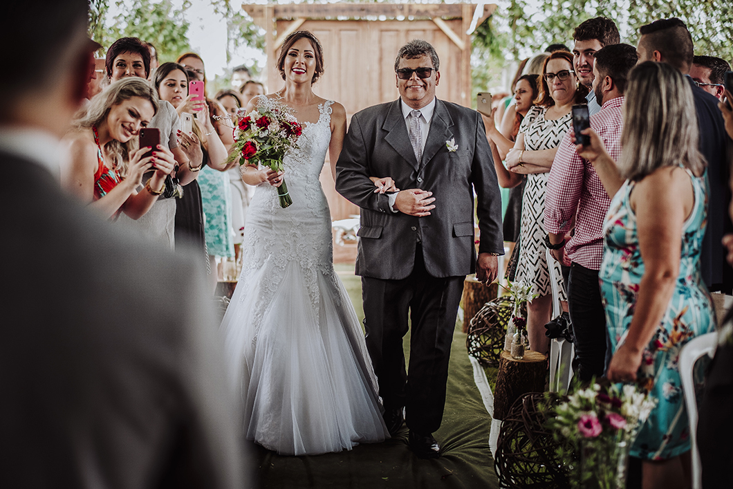  noivo vendo entrada da noiva fotos de casamento de dia em Maringá-PR
