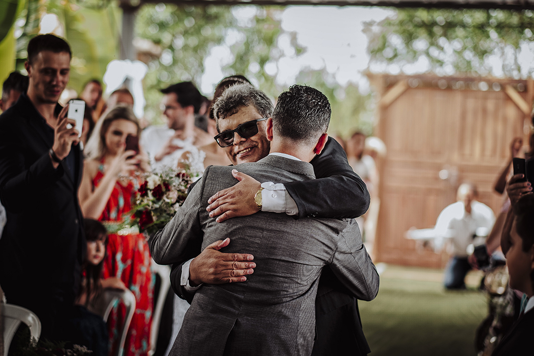 Fotografia de casamento em estilo jornalístico, casamento externo em Ayalla eventos em Maringá-PR