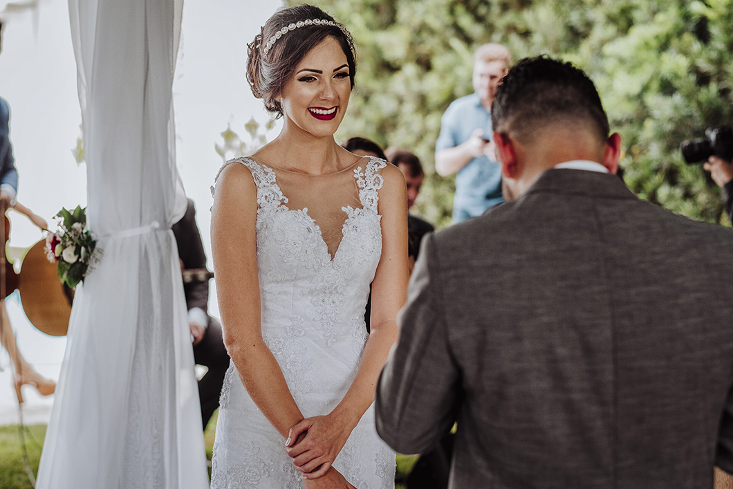 Noiva emocionada com os votos do noivo pelo fotografo de Casamento de Maringá-PR Rickardo Andrade