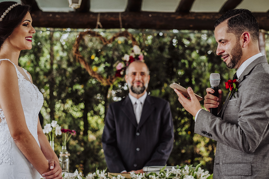 Fotografia da troca de votos dos noivos emocionados pelo fotografo de Casamento de Maringá-PR Rickardo Andrade