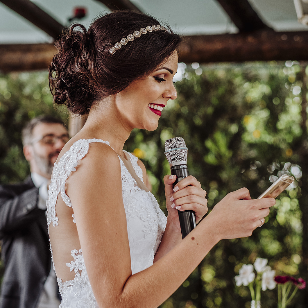 foto da noiva emocionada  lendo seus votos para o noivo 