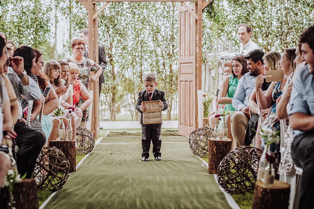 pajen entrando com alianças em Casamento Rústico chacara Ayalla em Maringá-PR