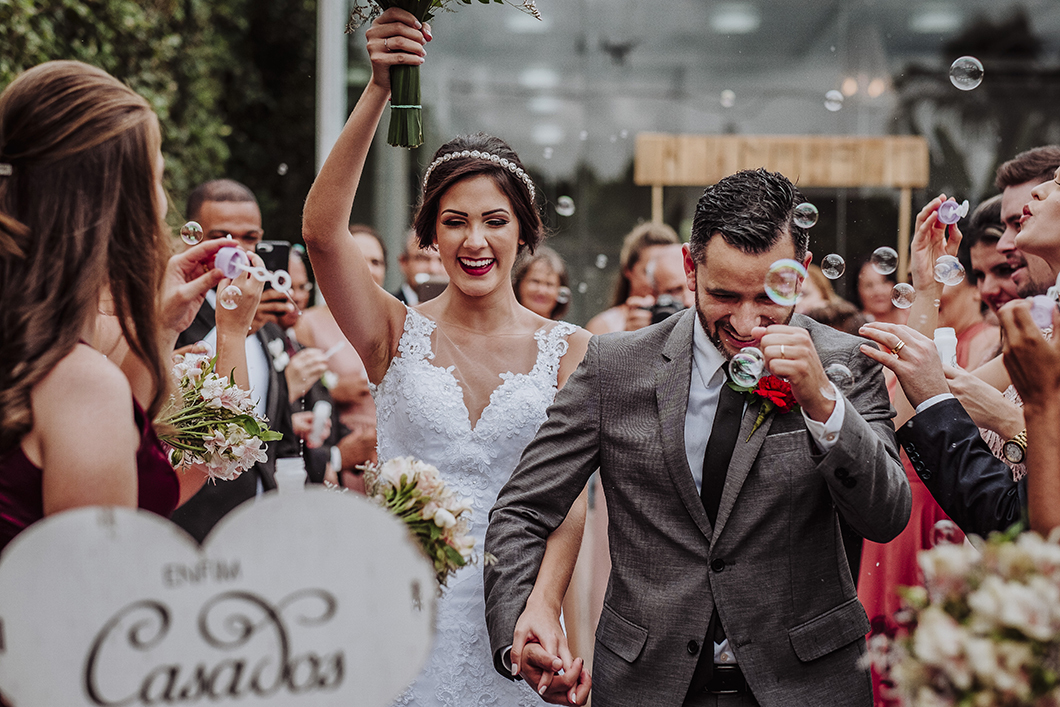 fotografo de Casamento de Maringá-PR Rickardo Andrade foto divertida da saía dos noivos com bolhas de sabão 