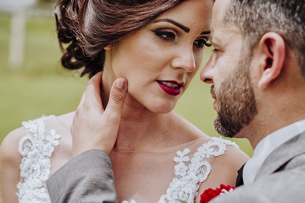 fotografo de Casamento de Maringá-PR Rickardo Andrade faz saída fotografia dos noivos com foto de clouse 