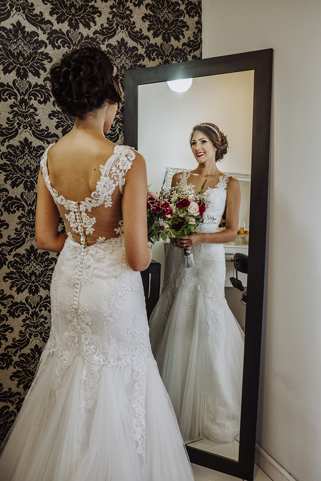 Fotoda noiva ja com o vestido para casamento no campo