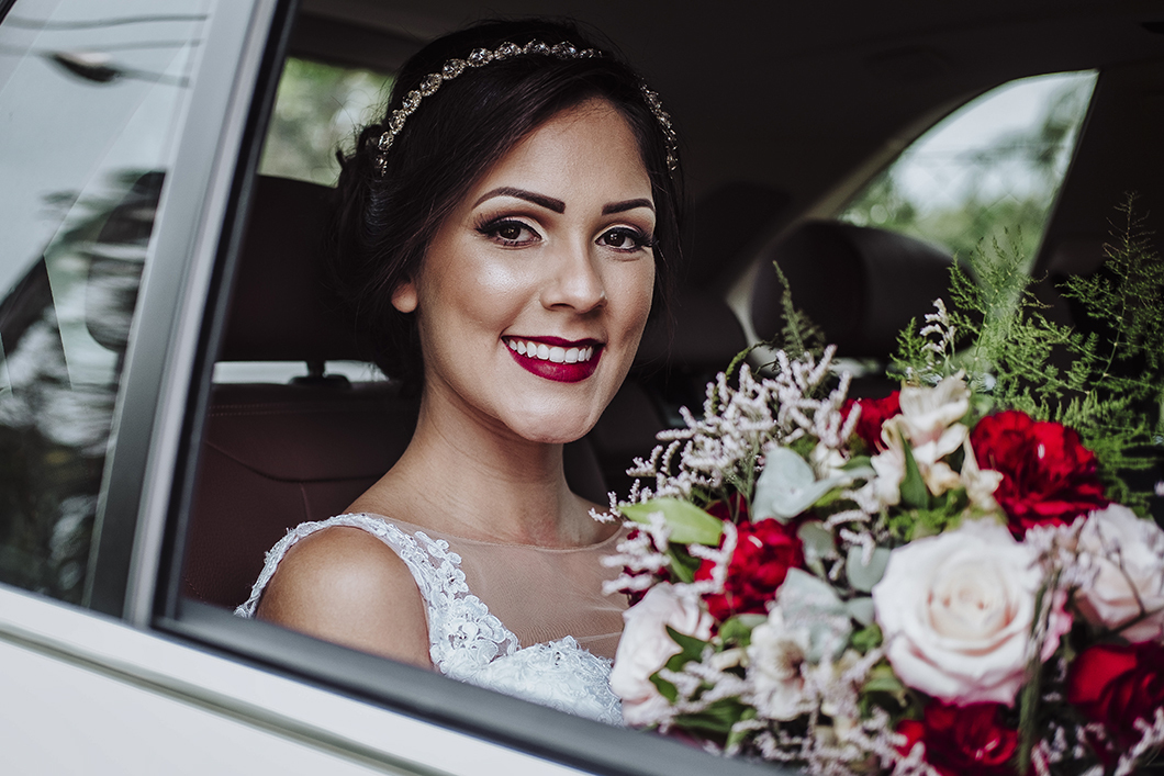foto da noiva no carro esperando para entrar na cerimonia fotografo de Casamento de Maringá-PR Rickardo Andrade