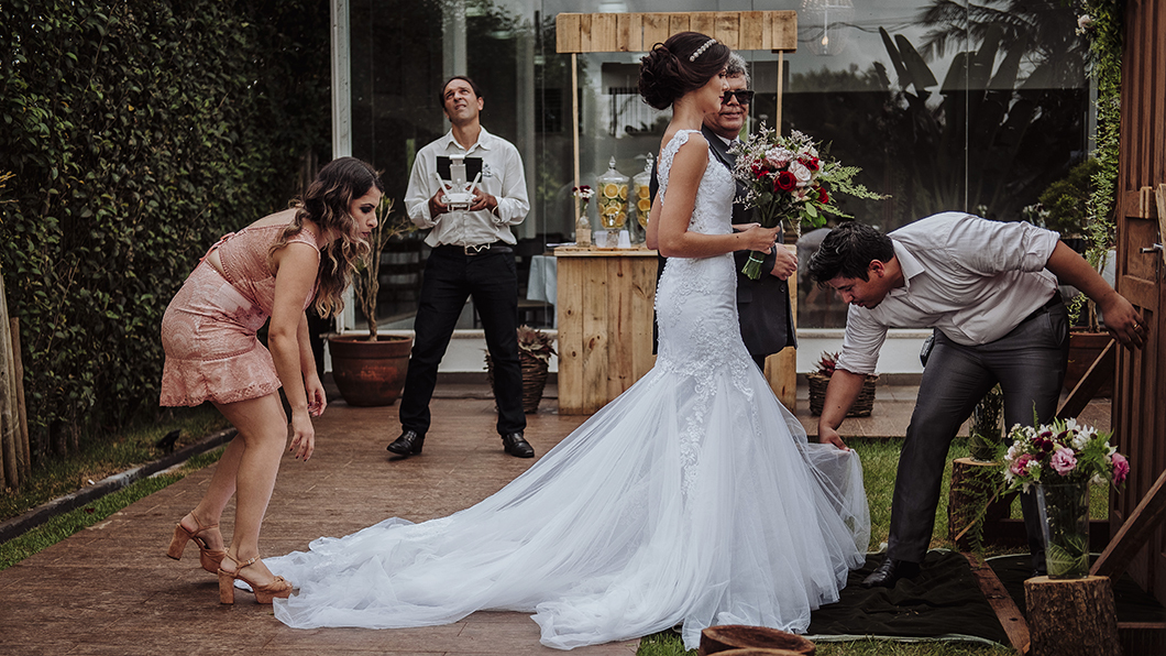 enrtrada da noiva fotos de casamento de dia com estilo de decoração rústico 