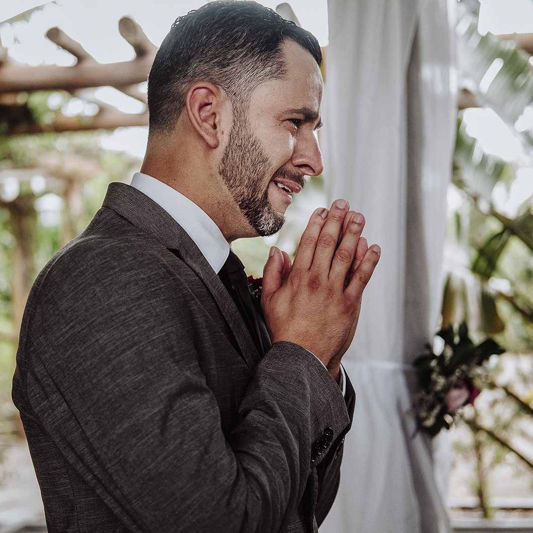 foto emocionanante do noivo chorando ao ver noiva entrando pelo fotografo de Casamento de Maringá-PR Rickardo Andrade