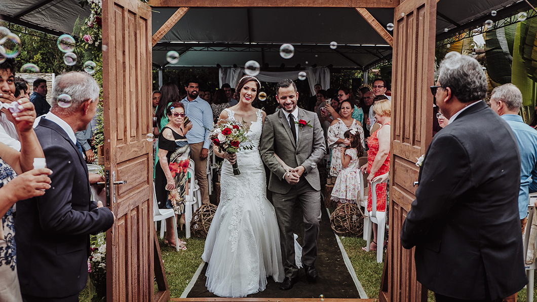 Sáida dos noivos da cerimonia externa pelo fotografo de Casamento de Maringá-PR Rickardo Andrade