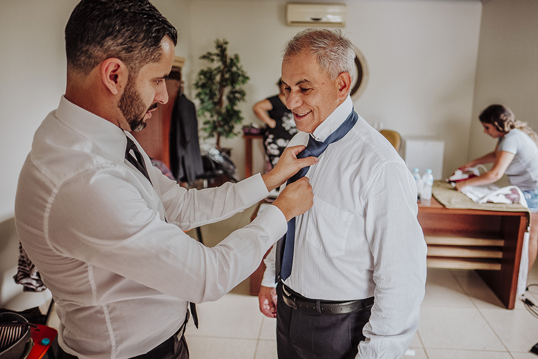 Noivo se arrumando para o casamento junto com o Pai em casamento externo 