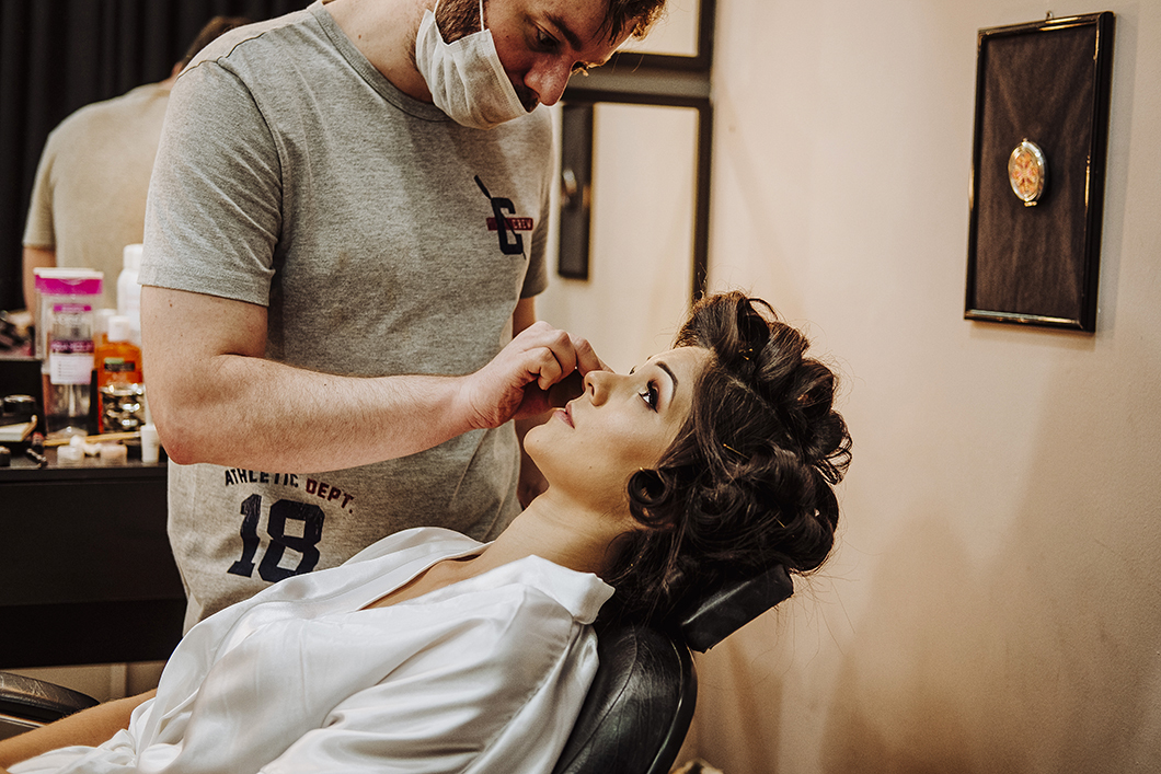 fotos da noiva se maquiando para o casamento em Maringá-PR