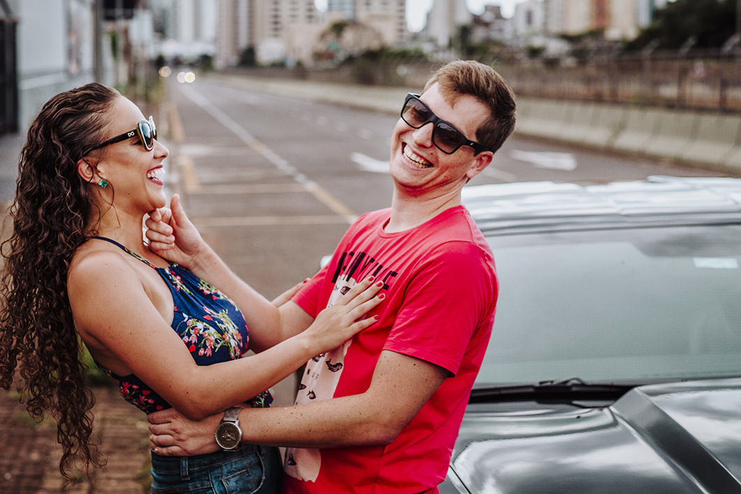 pré wedding com fotos espontâneas ensaio feito nas ruas da cidade de Maringá-PR