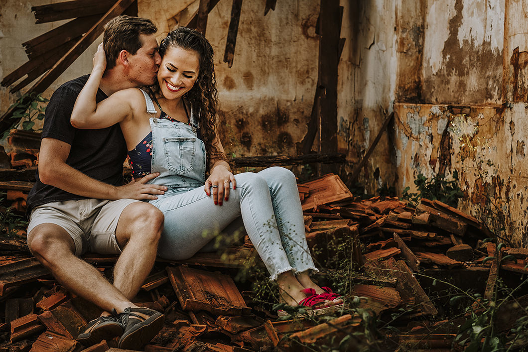 footgrafia de casamento ensaio de casal em local abandonado pelo fotografo Rickardo andrade