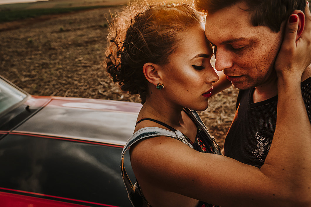 pré wedding com fotos com um Opala SS e raios dourados do Sol 