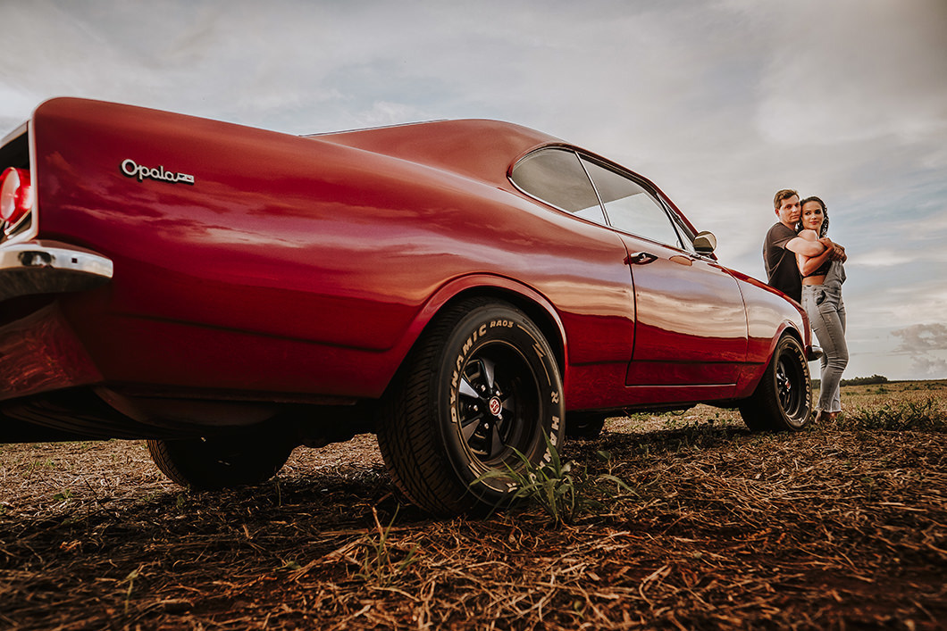 fotos feitas antes do casamento com estilo urbano e carro antigo 