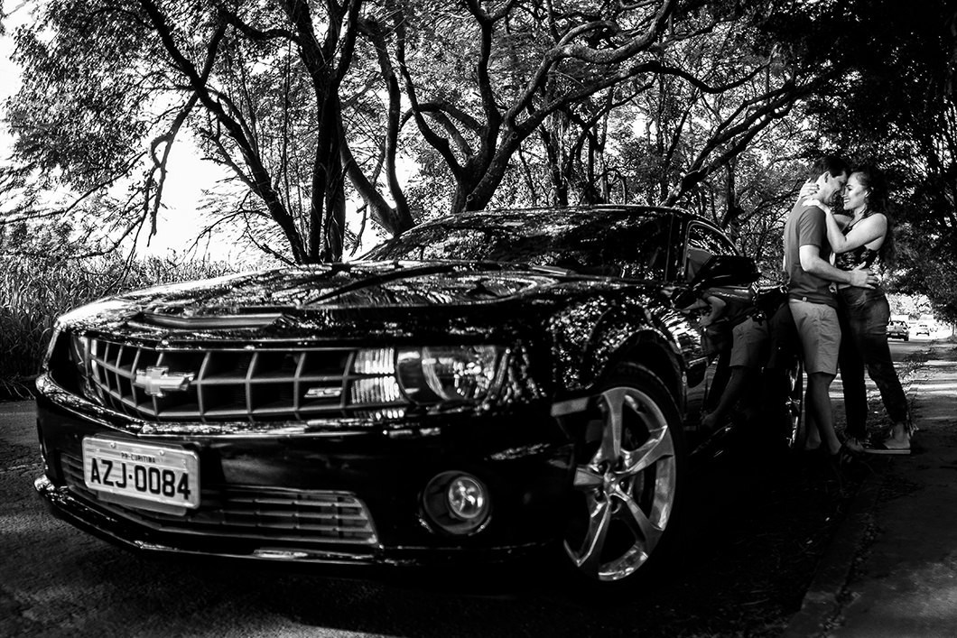 pré wedding urbando com fotos com um Camaro