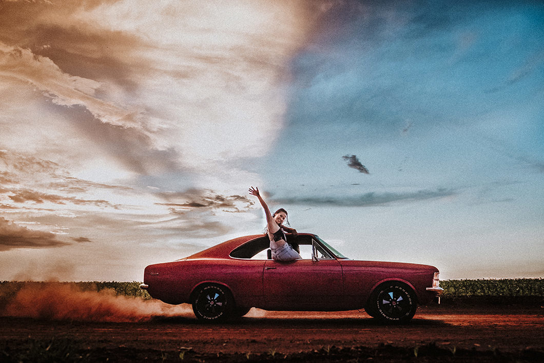 fotos divertidas para ensaio de casal usando um carro antigo 