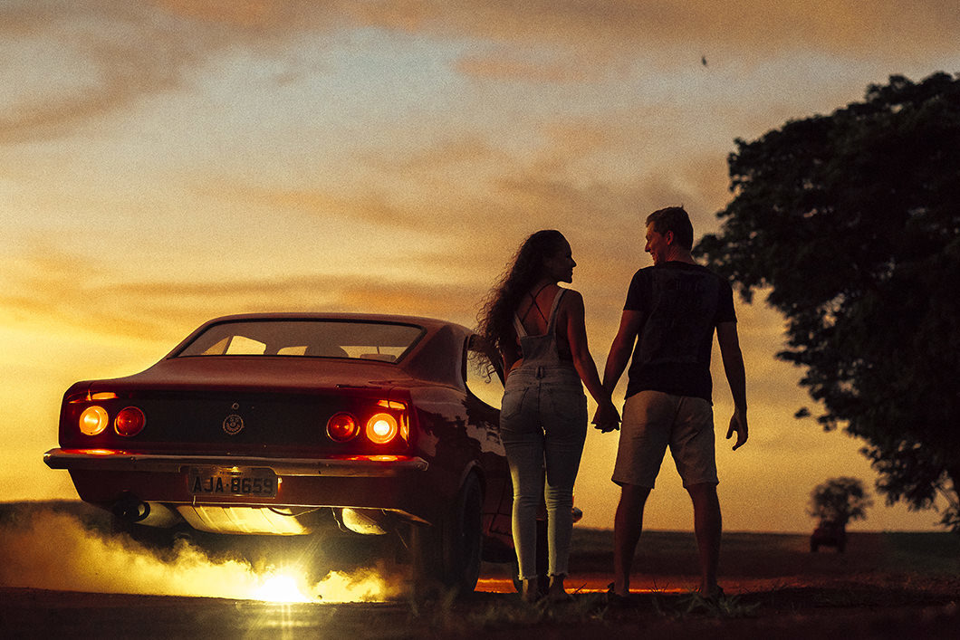 fotos diferentes com carro antigo em ensaio fotografico de casal 