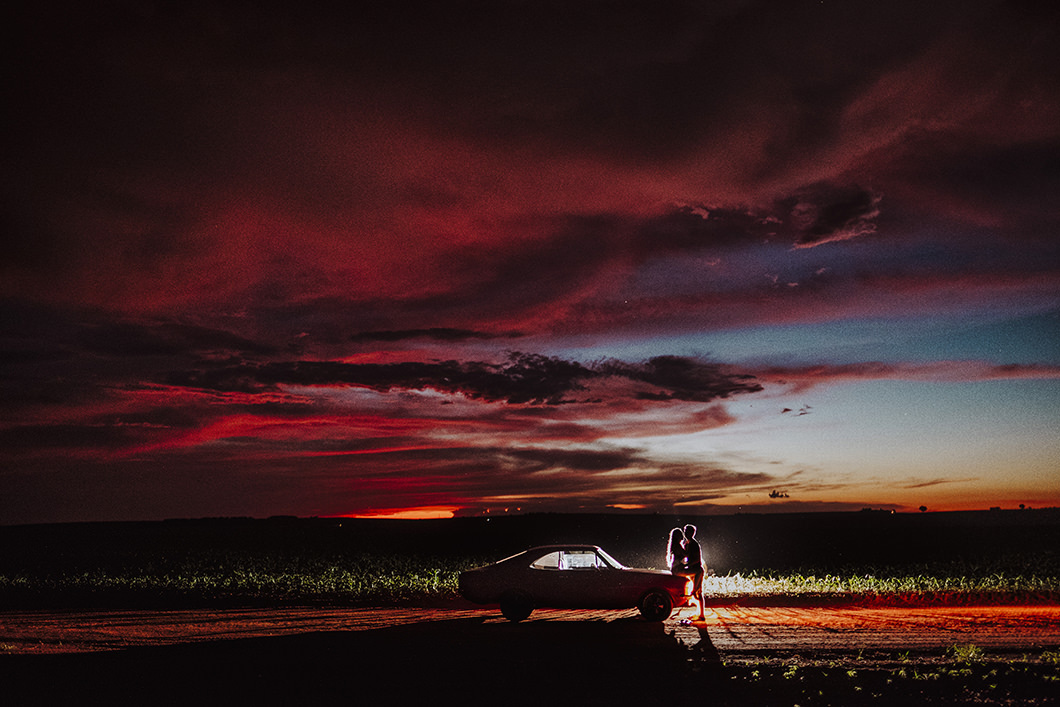 Ensaio Pré Wedding fotos no por do sol usando um carro em Ourizona-PR