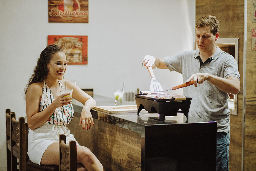 Fotos espontâneas em ensaio de casal fazendo churrasco  