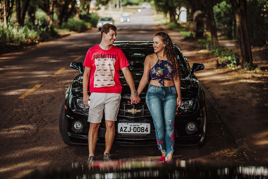 ensaio de casal com estilo urbano foto com o carro do noivo 