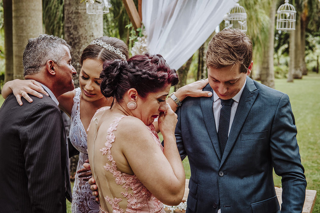 Convidados de casamento externo emocionados 