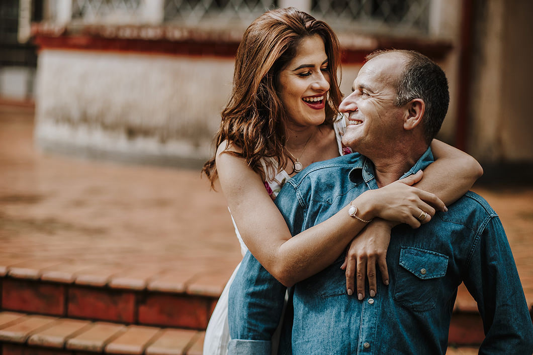 Ensaio fotográfico de casal com clima de romance e diversão por fotografo de Maringá-PR