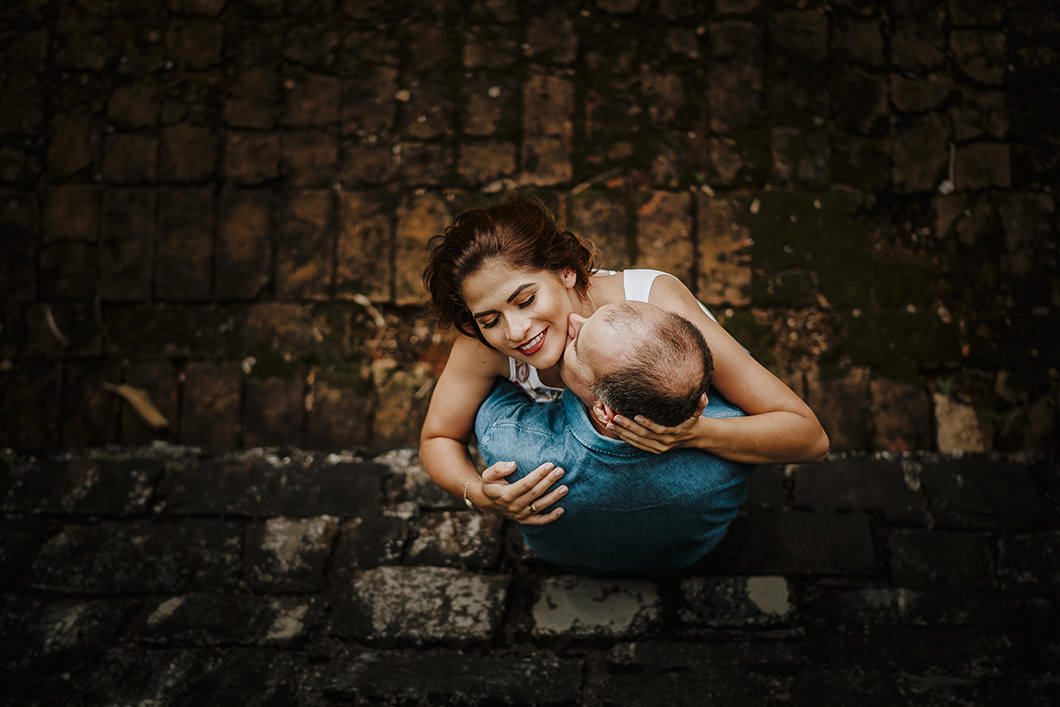 Ensaio fotográfico de casal  com fotos em angulos diferentes para usar as fotos no casamento em Maringá-PR