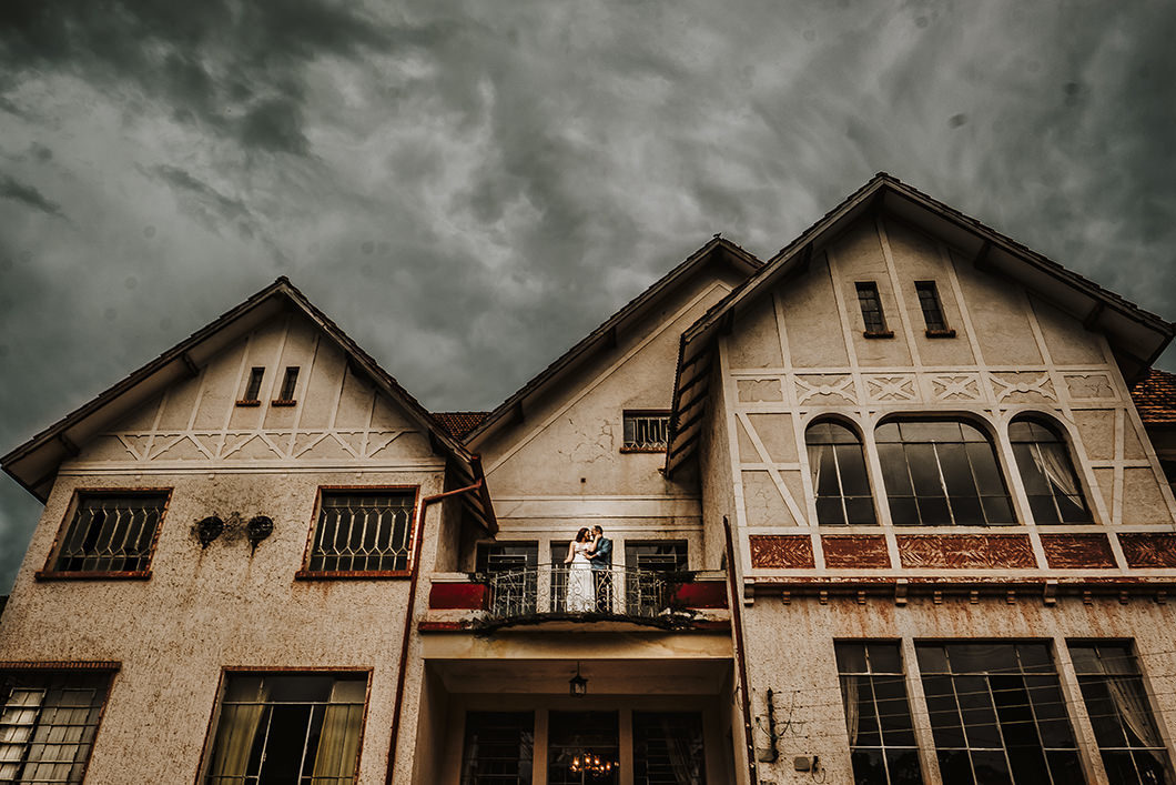 Ensaio de casal feito em um Castelo no Paraná