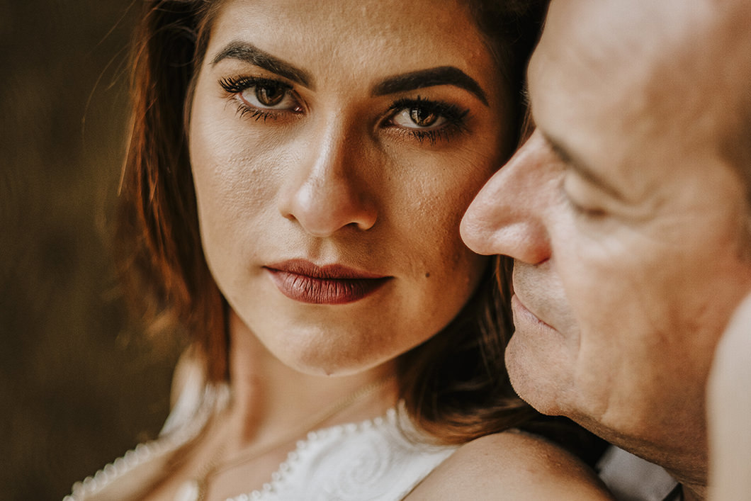 Ensaio fotografico de casal  foto do olhar marcante da noiva para Casamento em Maringá-PR