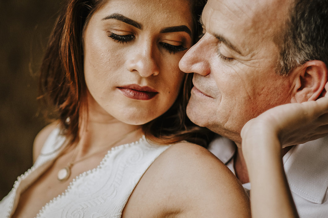 fotografia de casamento retrato com clouse do casal casamento em MAringá-PR