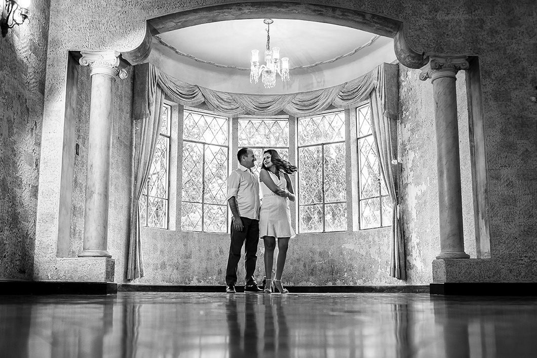 Pré Wedding com fotos do casal dançando em um Castelo Abandonado 