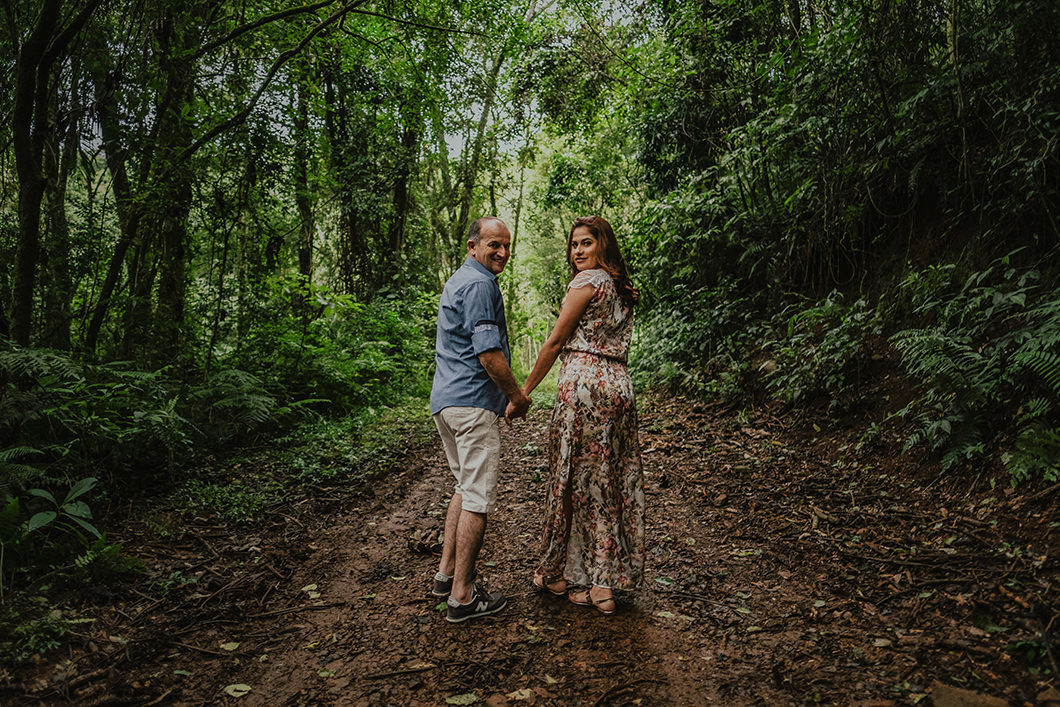 Ensaio fotografico para o casamento com fotos diferentes na natureza no Paraná