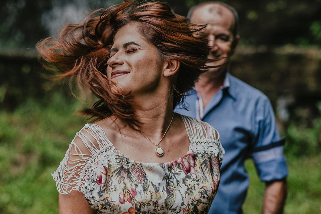 fotos divertidas de casal em movimento Fotografo de MAringá-PR