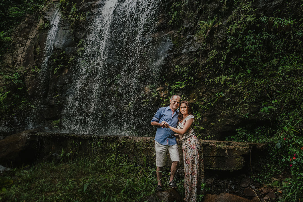 ensaio de casal fotos na cachoeira de MariLãndia do Sul