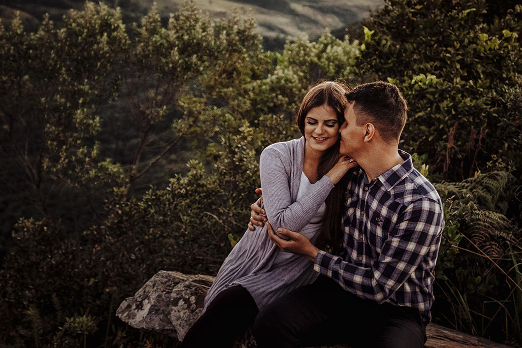 Ensaio de casal com fotos com roupas de inverno feito no PAraná