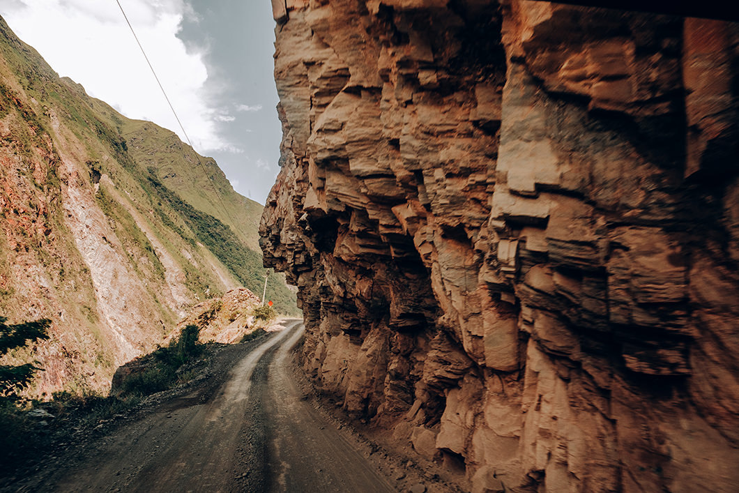 estrada com rochas a caminho de Machu Picchu