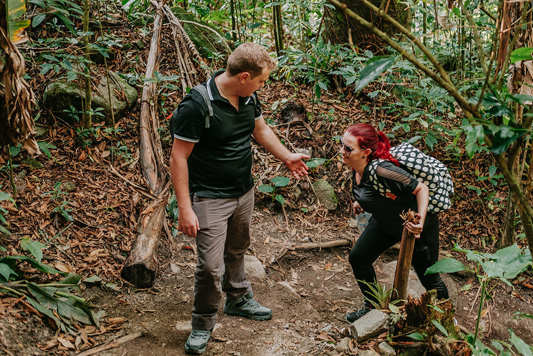 fotos de ensaio de casal fazendo mochilão no PERU subindo as escadas de Machu Picchu